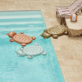 Napihljiva-otroška-blazina-za-vodo-Liewood-Cody_Float-Swimgear-LW14197-9457_Mr_bear_golden_caramel-1