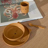 Otroški-jedilni-set-iz-BIO-plastike-Liewood-Brody-JuniorSet - Cat-Golden-Caramel