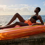 S2LLIERW_Napihljiva-blazina-za-vodo-Sunnylife-Luxe-Lie-On-Float - Rainbow