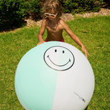 S2PSPKSM_Napihljiv-prsilec-vode-Sunnylife-Inflatable-Sprinkler-Smiley-50th-Birthday