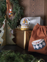 Snežna krogla Medevdkove sani Fabelab Christmas Snow Globe - Bob's Sleighride