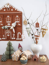 Stenski-adventni-koledar-Fabelab-Wall-Advent-Calendar-Gingerbread-House Embroidery - Cinnamon