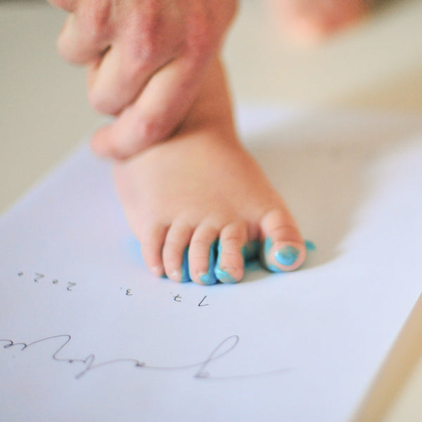 Silly ustvarja: Odtisi dojenčkovih nogic s prstnimi barvami