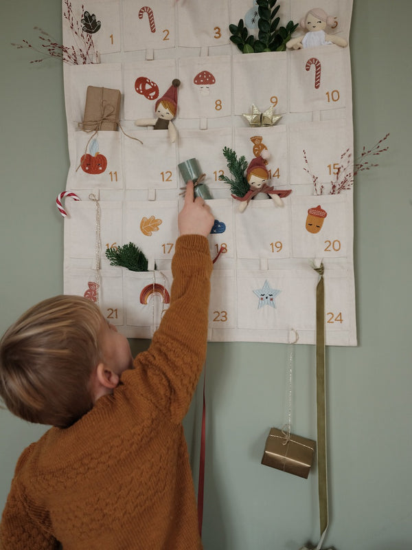 Stenski-adventni-koledar-Fabelab-Wall-Christmas-Calendar-Embroidery