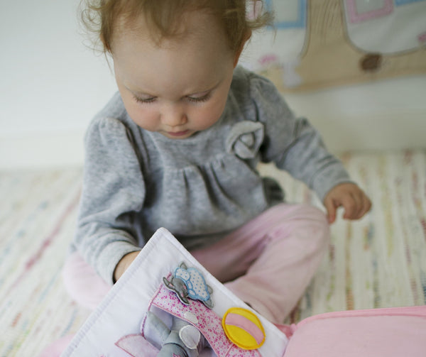 Aktivnostna mehka knjiga za lahko noč Oskar&ellen - Goodnight Bunny Book (roza)