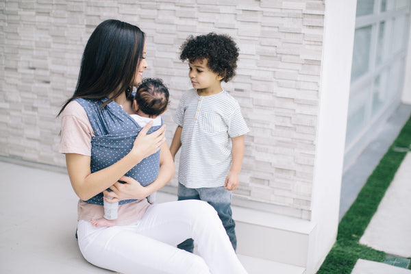 Elastični trak Ergobaby Baby Wrap Aura - Coral Dots