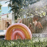 Napihljiv pršilec vode Mavrica Sunnylife Inflatable Sprinkler - Rainbow