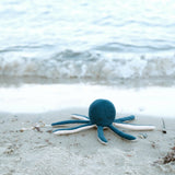 Otroška ropotuljica Hobotnica Fabelab Rattle Octopus - Blue Spruce / Beach Grass