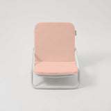 Zložljiv-oblazinjen-prenosni-stol-za-plažo-Sunnylife-Cushioned -Beach-Chair - Salmon