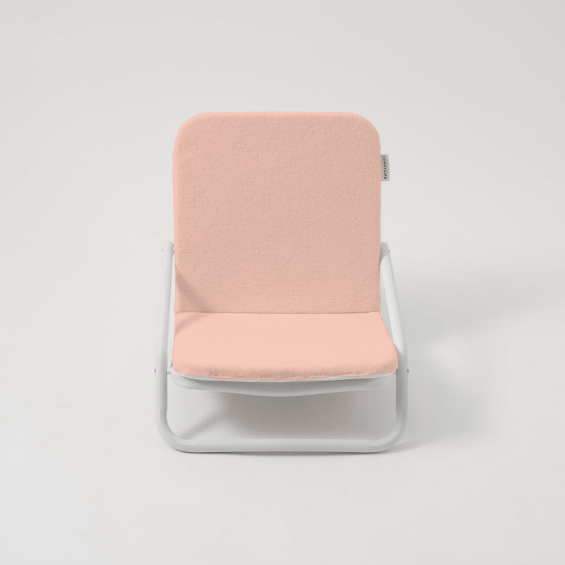 Zložljiv-oblazinjen-prenosni-stol-za-plažo-Sunnylife-Cushioned -Beach-Chair - Salmon