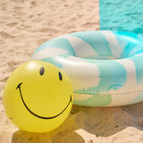 Komplet napihljivega plavalnega obroča za vodo in žoge Sunnylife Pool Ring & Ball - Smiley 50th Birthday