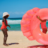 Napihljiv-plavalni-obroč-za-vodo-Sunnylife-Luxe-Pool-Ring - Shell-Neon-Coral