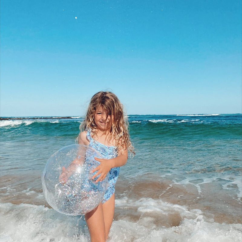 Otroska-napihljiva-zoga-za-vodo-Sunnylife-Inflatable-Beach-Ball-Glitter-Holographic
