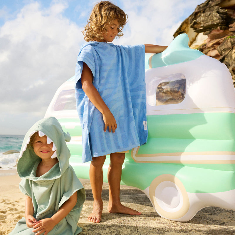 Otroški-kopalni-pončo-s-kapuco-Sunnylife-Kids-Terry-Beach-Hooded -Towel - Surf-Blue