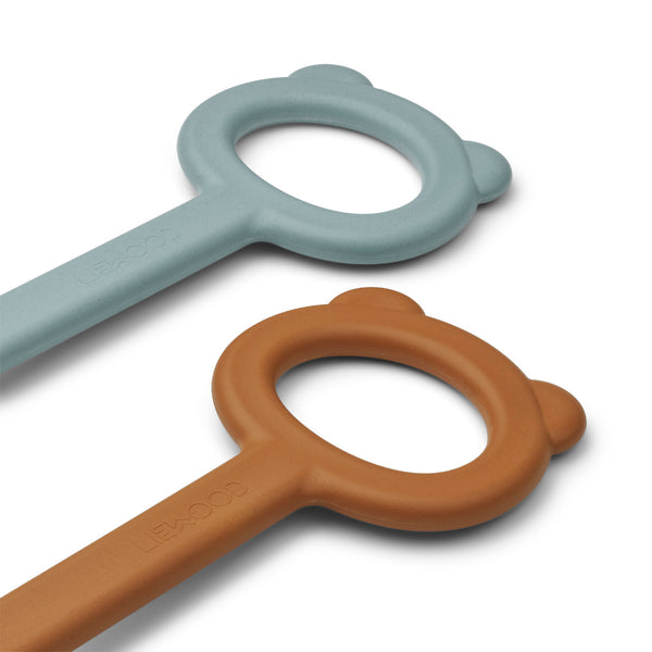 Velika-otroška-lopata-in-grablje-Liewood-Hilda_Shovel_And_Rake-Toys-LW14856-3010_Mustard_sea_blue_mix-4